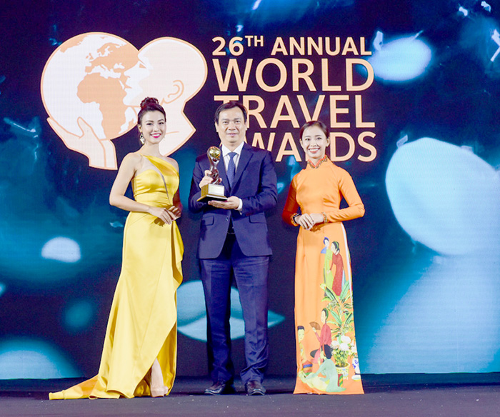 Tổng cục trưởng Tổng cục Du lịch Nguyễn Trùng Khánh đại diện Du lịch Việt Nam nhận Giải thưởng Điểm đến hàng đầu châu Á năm 2019. Ảnh: Anh Dũng